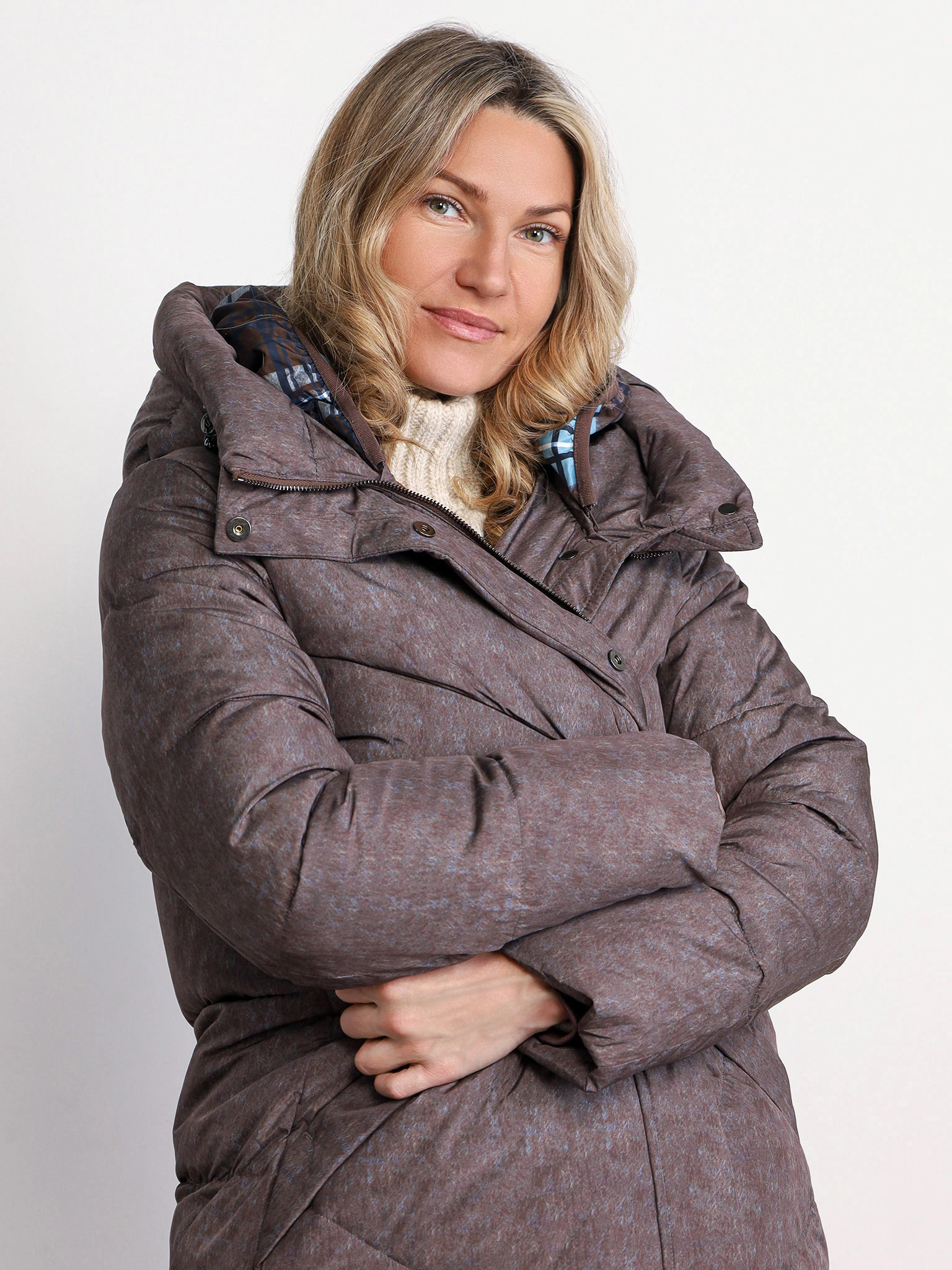 Пуховик коричневого цвета с двойным капюшоном